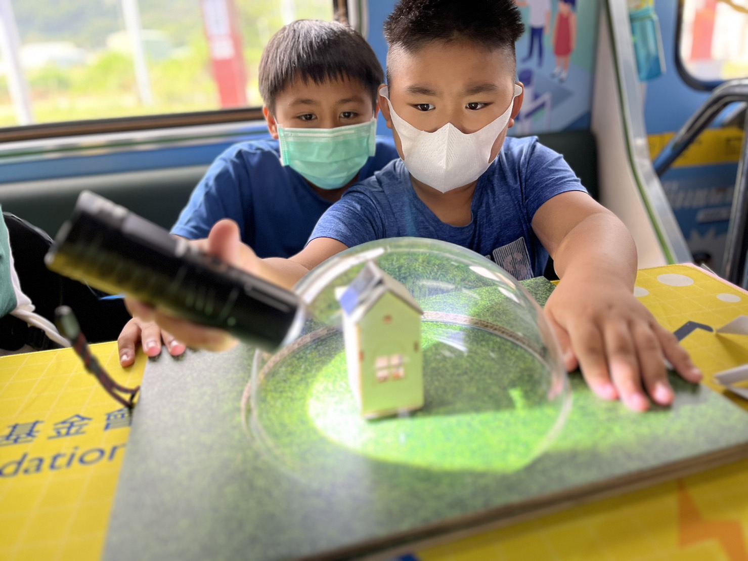 PA參與基礎科學主題車廂，以STEAM教學精神，設計「逐日科學家」、「太陽能工程師」以及「淨零建築師」三大能源科普課程和實驗