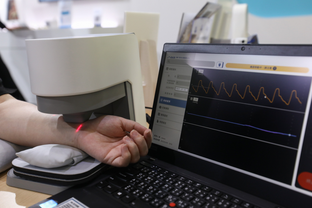 PA耘康脈象檢測系統透過電腦精準控制升降系統，還原中醫師三指把脈過程的舉、按、尋手法，將脈象感受轉化成數據，未來可結合大數據分析，實現智慧醫療及準確性