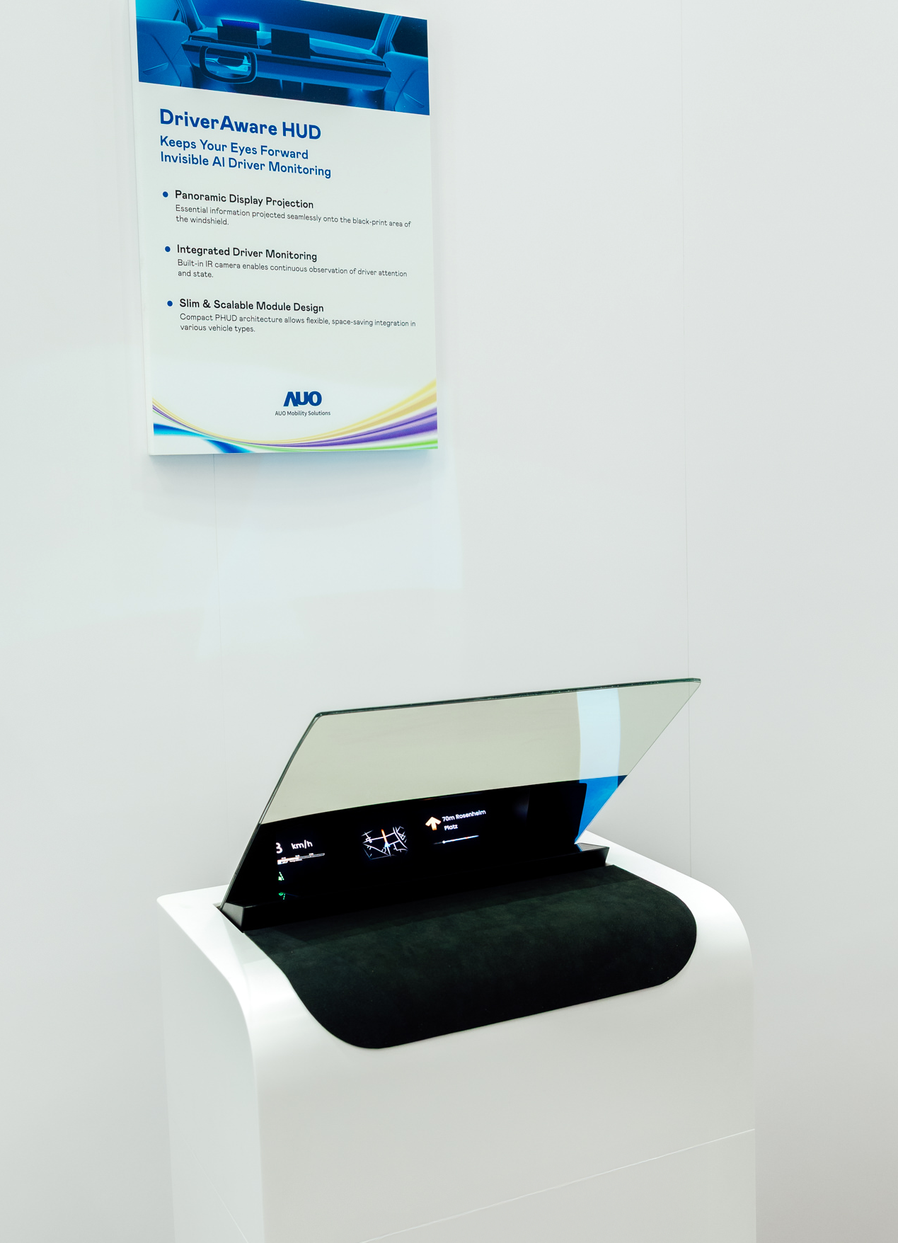 DriverAware HUD结合抬头显示器与隐藏式红外线摄影机，将车速、导航及警示讯息投影于挡风玻璃上，完美对齐驾驶目不离路的视线，同时，透过AI 监控驾驶注意力以提升安全性。